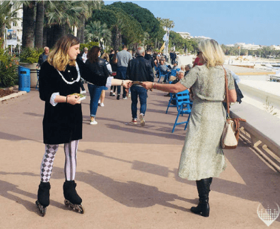 distribution de flyers en rollers action street marketing Riviera Pub