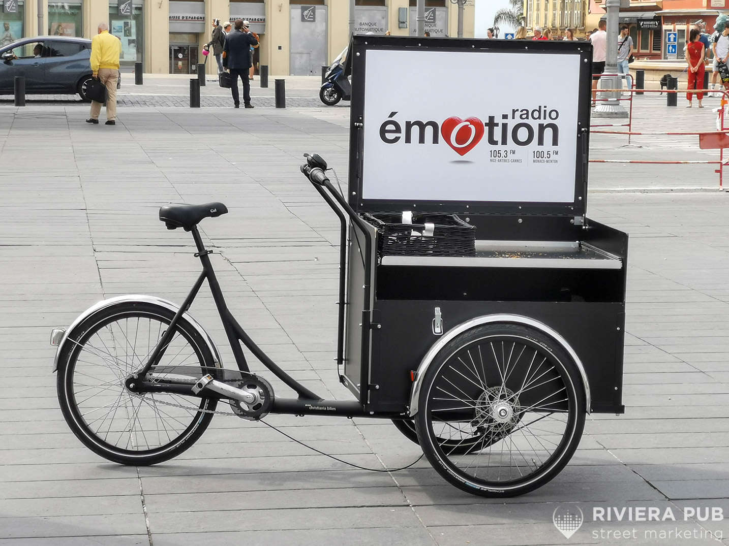 velo triporteur distribution goodies flyers electrogaz riviera pub