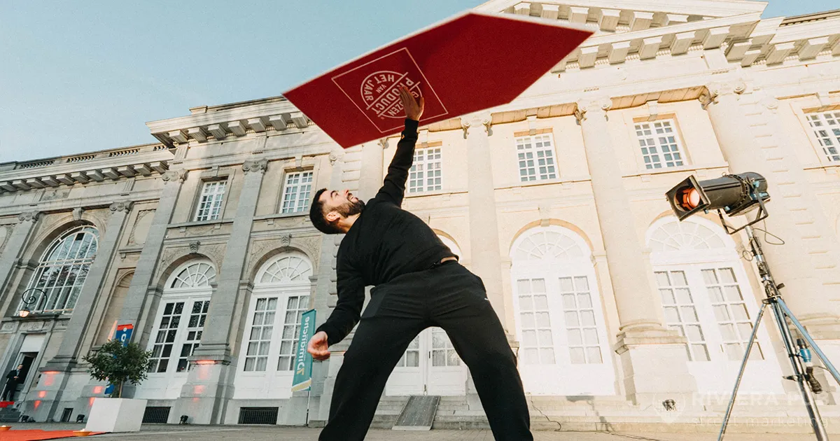 Performer en sign spinning artistique au Palais d’Afrique pour la cérémonie Élu Produit de l’Année Belgique
