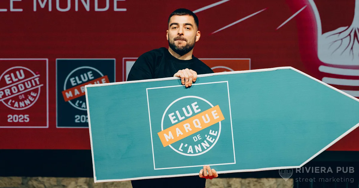 Sign spinner à Paris pour orienter et animer la cérémonie Élu Produit de l’Année 2025