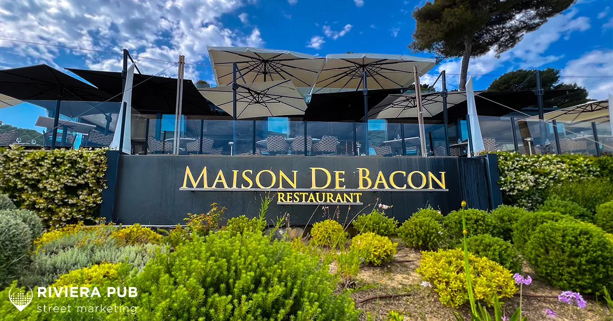 Hôtesses en tenue chic distribuant des invitations Maison de Bacon