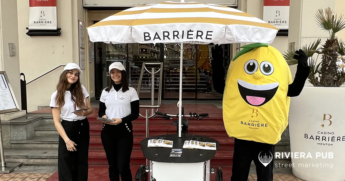 Mascotte du Casino Barrière et hôtesses en animation rue pendant la Fête du Citron à Menton