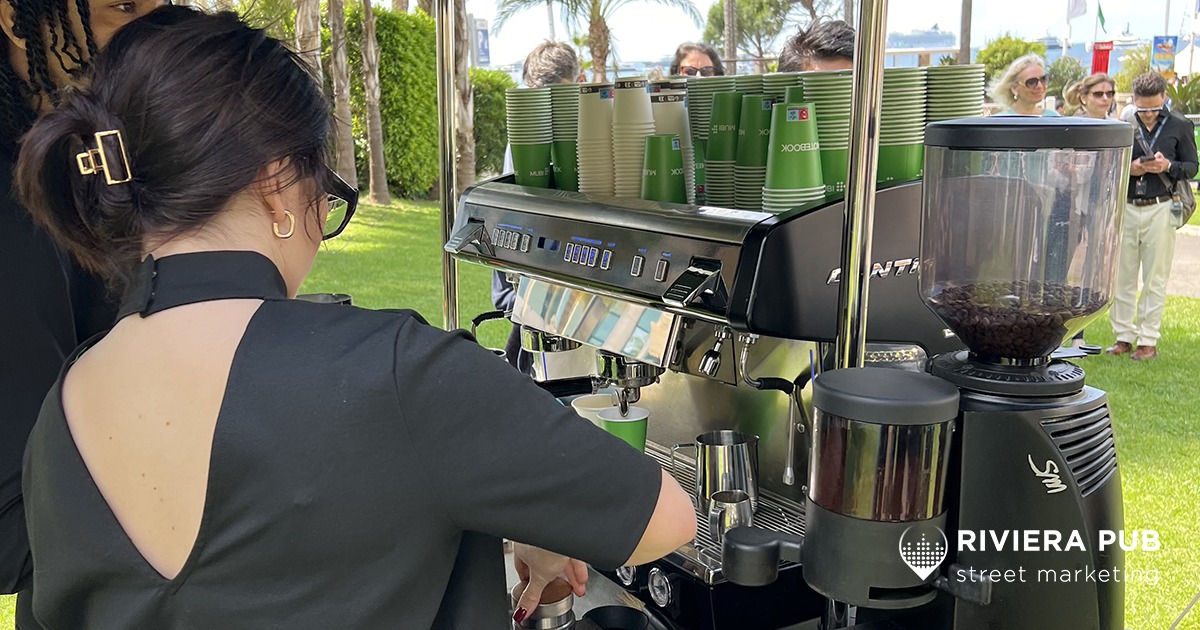 Barista servant du café sur le food bike MUBI pendant le Festival de Cannes dans les jardins du Mondrian