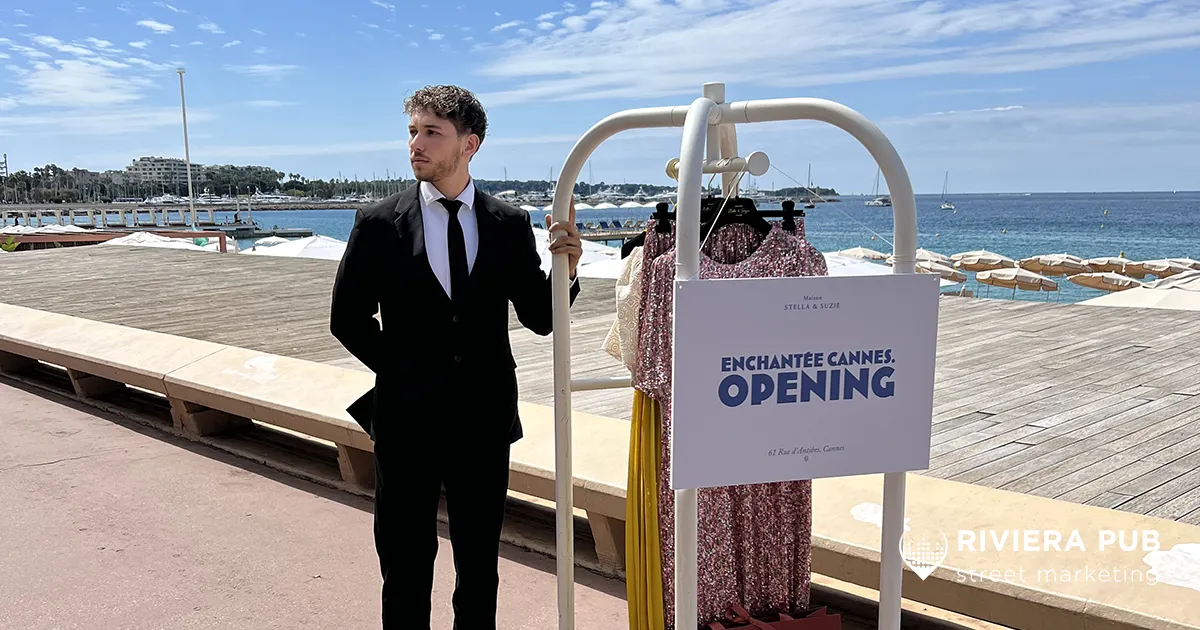Hôte mannequin groom déambulant avec portant à bagages et vêtements Stella & Suzie à Cannes